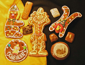 Foto einer Sammlung unterschiedlicher Aachener Printen in klassischen Tafeln und in Sonderformen, u.a. verschiedene Clowns, Schokoladen-Nuss- und Mandelm�ppchen, Karnevalsorden und bedruckter Marzipanauflage mit 'Aachener Dom'-Motiv